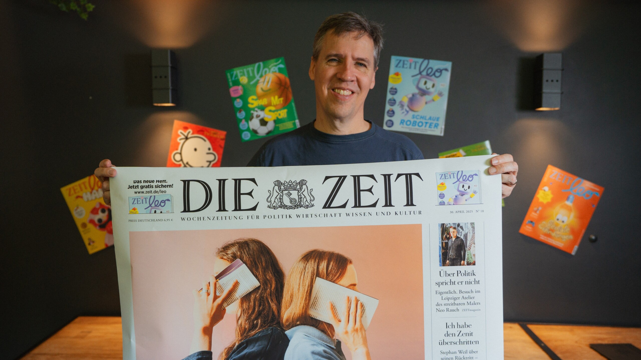Autor Jeff Kinney mit dem Titelblatt der Wochenzeitung Die ZEIT